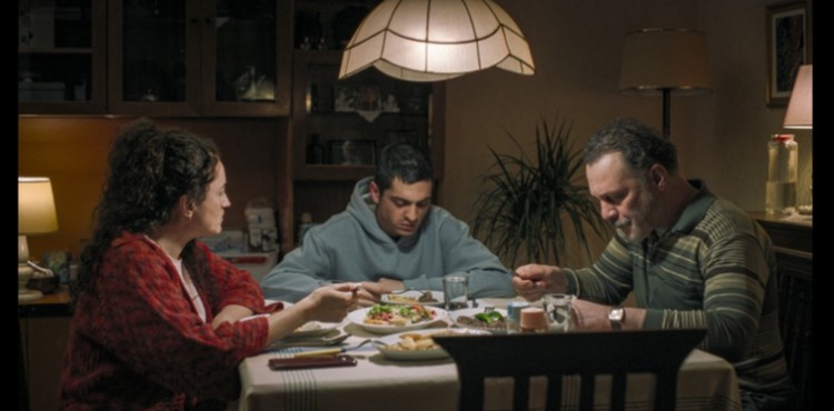 B�R ARADA YALNIZ: B�NALAR Y�KSELD�K�E HAYAT DARALIYOR