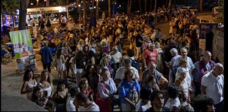 AYVALIK SOKAKLARINDA SNEMA LEN DEVAM EDYOR 