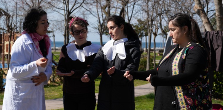 �OCUK ����L���NE KAR�I SOKAKTA T�YATRO