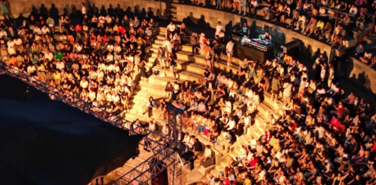 BERGAMA B�R KEZ DAHA T�YATRONUN SAHNES� OLUYOR