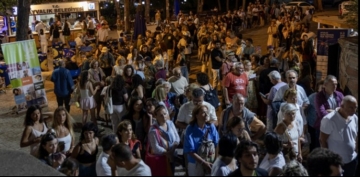 AYVALIK'TA SOKAKLAR SEYRCYLE, PERDELER HKAYELERLE DOLU
